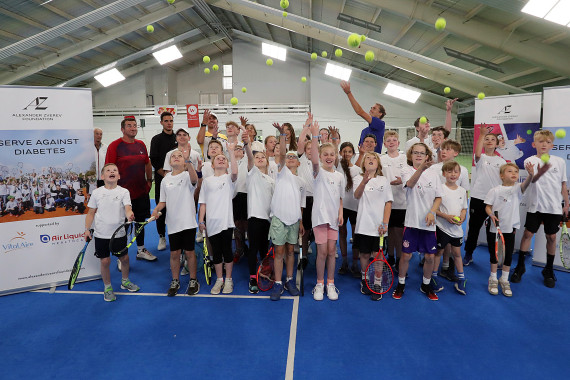 Gruppenbild mit Olympiasieger: 40 Kids aus allen Teilen Deutschlands waren mit ihren Eltern nach Halle angereist – zur Veranstaltung der Alexander Zverev Foundation.