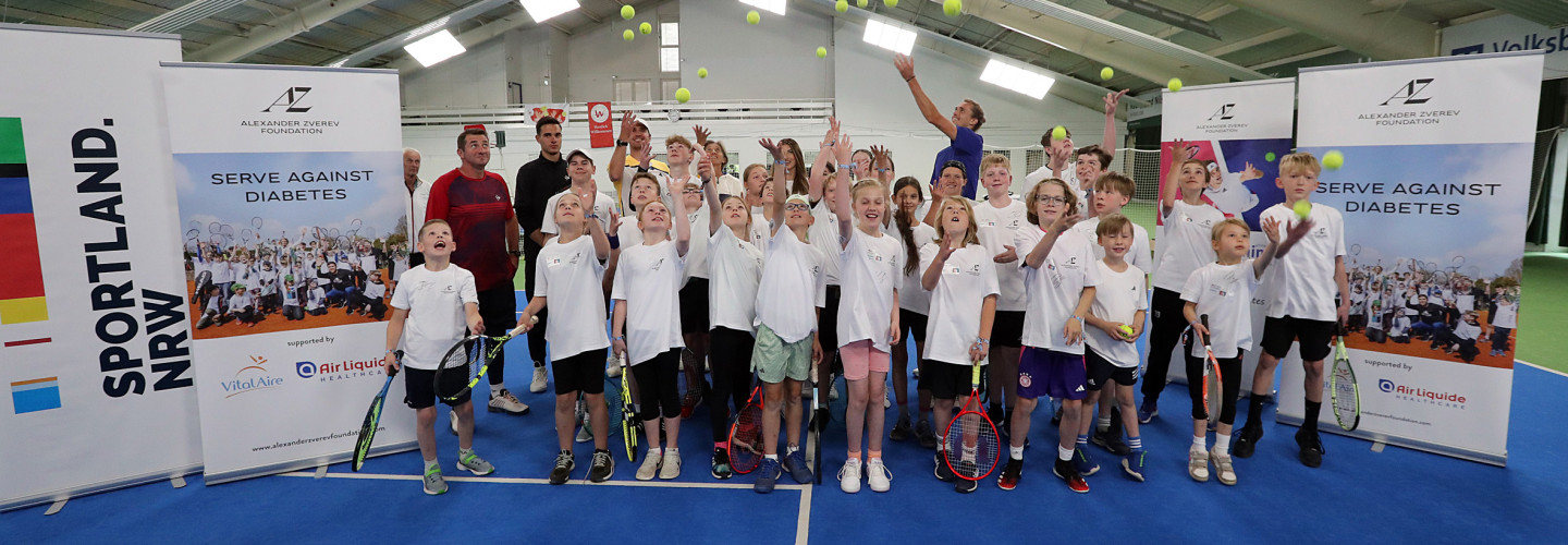 Gruppenbild mit Olympiasieger: 40 Kids aus allen Teilen Deutschlands waren mit ihren Eltern nach Halle angereist – zur Veranstaltung der Alexander Zverev Foundation.