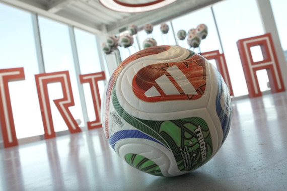 Schnittbilder vom Spielball in einer Ausstellung sowie von Solene Storman und Hannes Schaefke bei der Präsentation des Trionda.