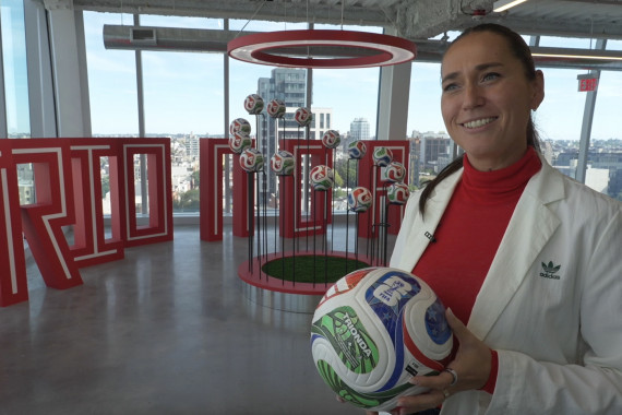 Im Interview spricht Solène Störmann, Global Category Director Football Hardware bei adidas, über die Designdetails des TRIONDA.