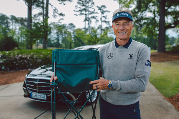 Bernhard Langer mit dem für ihn erstellten Masters-typischen Stuhl