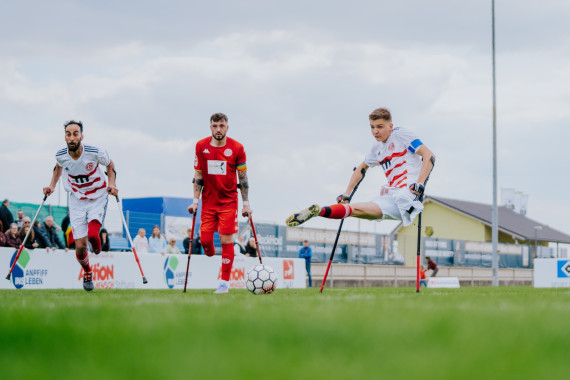 Fortuna-Düsseldorf-Kapitän Jonas Lappes verwandelt einen Strafstoß gegen Mainz 05