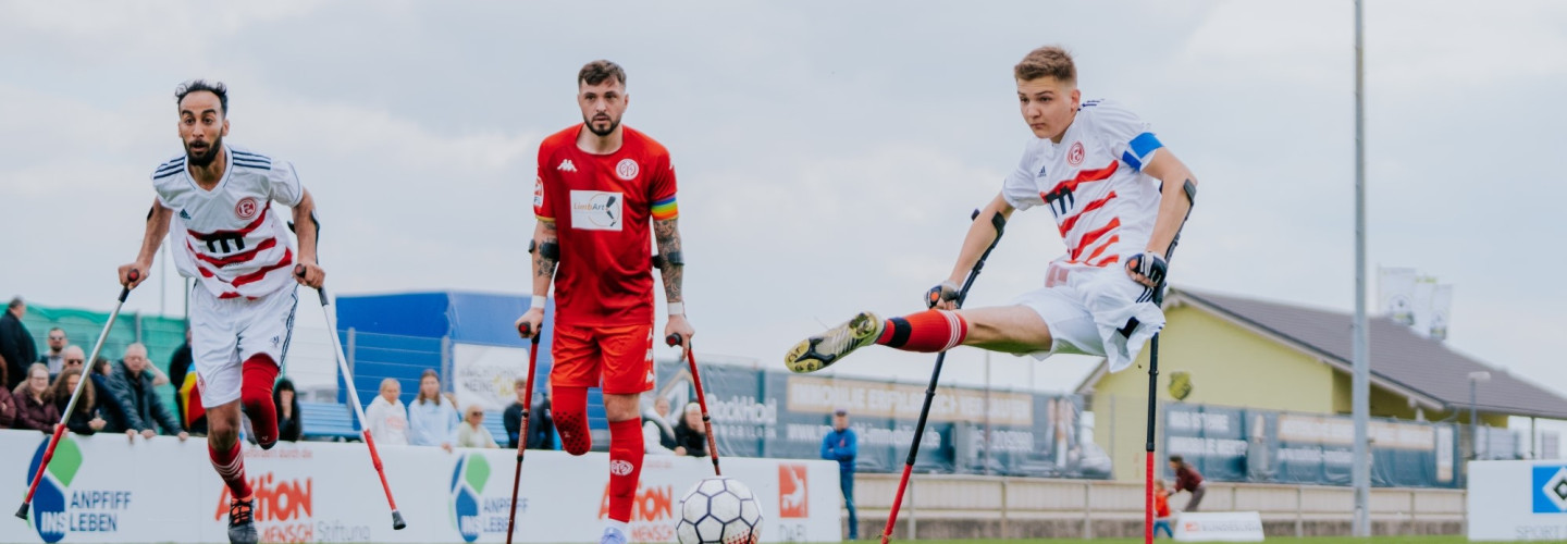Fortuna-Düsseldorf-Kapitän Jonas Lappes verwandelt einen Strafstoß gegen Mainz 05