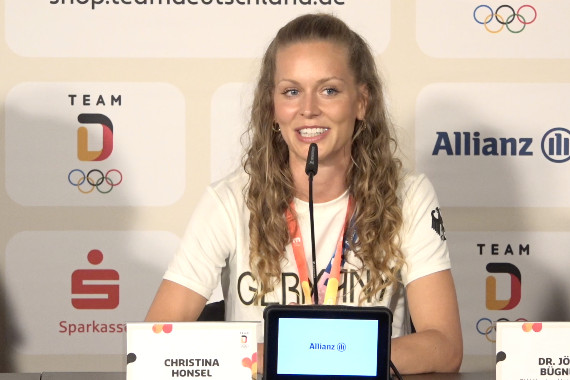 Im Rahmen der Pressekonferenz spricht Hochspringerin Christina Honsel u.a. über die starke Konkurrenz bei den Wettkämpfen im Hochsprung und über ihre sportlichen Ziele bei den Olympischen Spiele.
