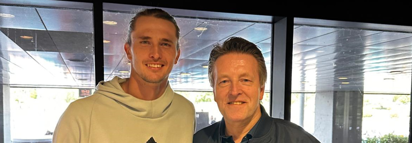 Auch 2025, 2026 und 2027 bei den TERRA WORTMANN OPEN dabei: Alexander Zverev (links) und Turnierdirektor Ralf Weber besiegeln die beschlossene Vertragsverlängerung per Handschlag.