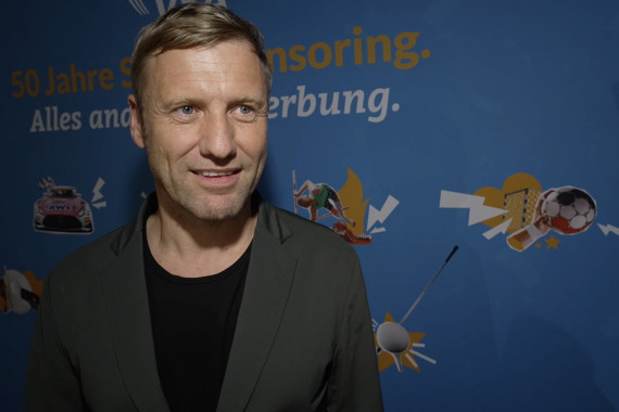 Im Interview spricht Dr. Holger Blask, Geschäftsführer Marketing, Vertrieb & Events der DFB GmbH & Co. KG,  u.a. die Bedeutung des Sportsponsorings und die entgegengenommenen Auszeichnung in der Kategorie "Kreativität".
