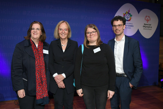 Parlamentarischer Abend SOD; v.l.n.r.: Kerstin Griese, Parlamentarische Staatssekretärin beim Bundesministerium für Arbeit und Soziales, Christiane Krajewski, Präsidentin SOD, Sophie Rensmann, Tennisspielerin, Athletensprecherin in Nordrhein-Westfalen und Teil des TeamSOD, Sven Albrecht, Bundesgeschäftsführer SOD/ CEO SOWG
