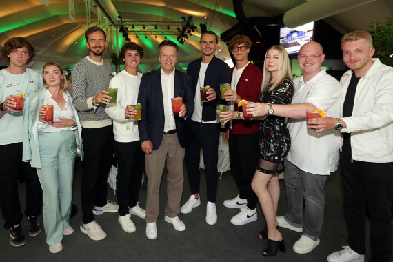 Entspanntes Ende nach einem anstrengenden Turniertag bei der Players Party – mit alkoholfreien Cocktails: Andrey Rublev, Irina Weber, Daniil Medvedev, Joao Fonseca, Ralf Weber, Alexander Zverev, Jannik Sinner, Julia Ittermann und Sven Wortmann (von Titelsponsor Wortmann AG), Darek Weber