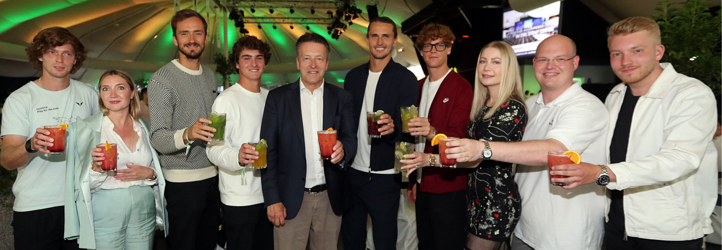Entspanntes Ende nach einem anstrengenden Turniertag bei der Players Party – mit alkoholfreien Cocktails: Andrey Rublev, Irina Weber, Daniil Medvedev, Joao Fonseca, Ralf Weber, Alexander Zverev, Jannik Sinner, Julia Ittermann und Sven Wortmann (von Titelsponsor Wortmann AG), Darek Weber