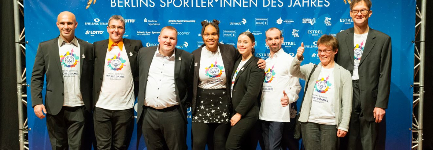 Special Olympics Athlet*innen bei der Champions Gala Berlin 2022  (v.l.n.r.): Mohammad Hammoudeh, Vincent Grüneberg, Dennis Mellentin (Special Olympics Athletensprcher Berlin), Heidi Kuder, Lilly Binder, Robert Herberg, Claudia Göbel, Silvio Wünsche