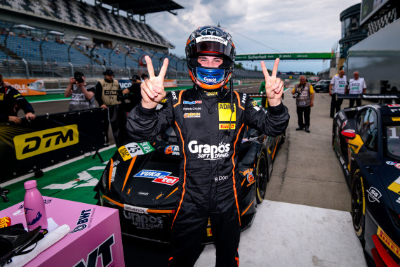 Großer Jubel bei Ben Dörr von McLaren-Team Dörr Motorsport