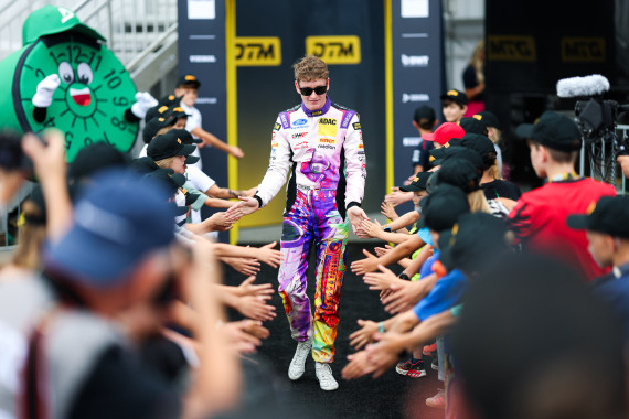 Vor allem von den vielen Fans ist Finn Wiebelhaus in der DTM beeindruckt