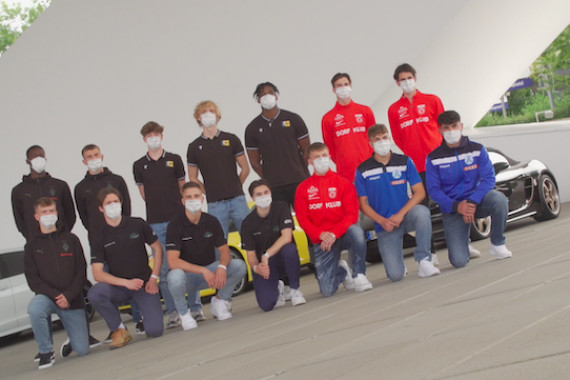 Schnittbilder des "Porsche Turbo Award", bei denen Nachwuchsspieler*innen aus verschiedenen Sportarten im Rahmen der Porsche Jugendförderung für ihr außerordentliches Engagement geehrt wurden. Prominenter Pate des Förderprogramms ist Fußballweltmeister Sami Khedira.