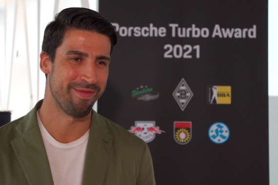 Prominenter Pate des Förderprogramms ist Fußballweltmeister Sami Khedira, der im Interview unter anderem über die Wichtigkeit des Projekts, seine Zukunftsplanung und die Dominanz von Bayern München im Meisterschaftskampf spricht.