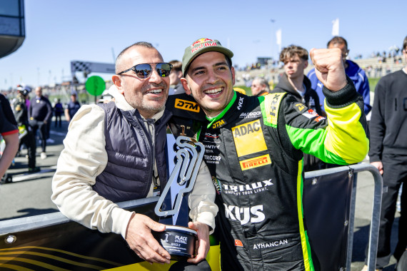 Vater Hakan jubelte mit Sohn Ayhancan Güven über den Sieg in Oschersleben