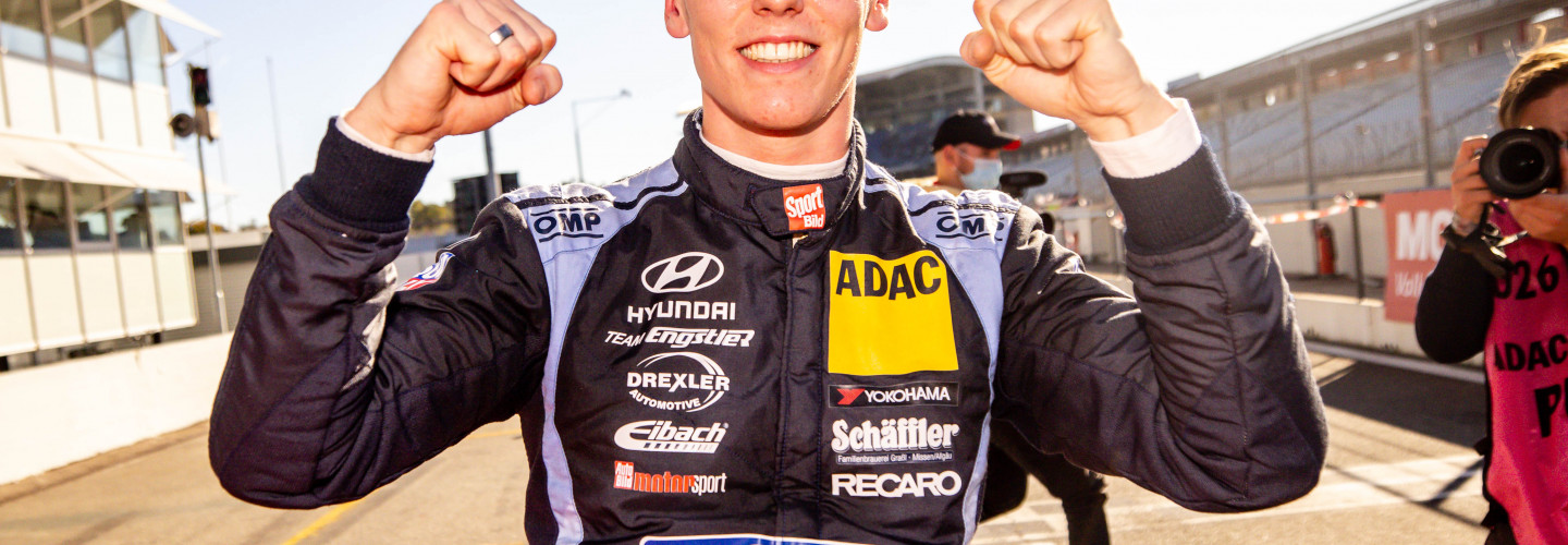 Luca Engstler jubelt über den vorzeitigen Titelgewinn