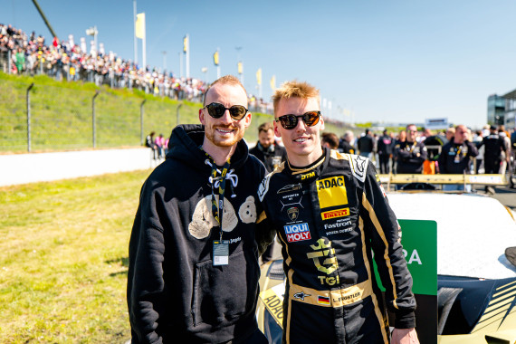 Fußball-Profi Maximilian Arnold besuchte DTM-Pilot Luca Engstler (l-r)