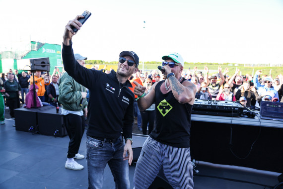 Marco Wittmann freute sich über den neuen Song von DJ Tomekk (l-r)