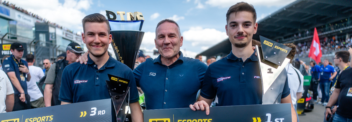Ehrung der DTM eSports Champions Müller und Jarschel durch Thomas Voss