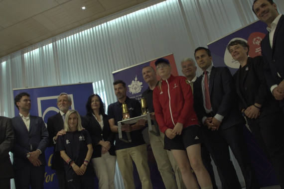 Footage von der Verabschiedung der Flame of Hope am Flughafen in Athen.