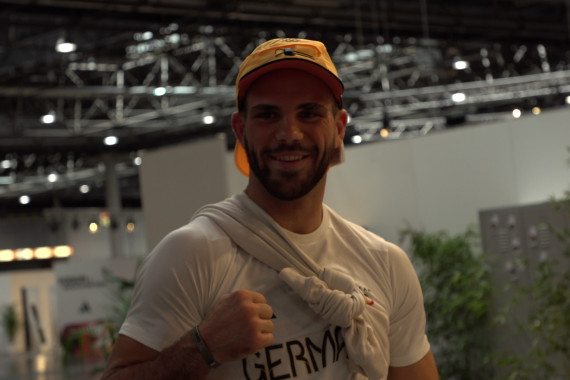 Schnittbilder zur Einkleidung von Team Deutschland mit Karl Bebendorf sowie Para-Sportler Lennart Sass, Yannis Fischer und weiteren Athlet*innen.