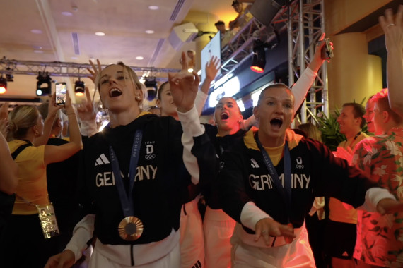 Footage vom sogenannten Medal Walk und dem anschließenden Bühnentalk mit den Bronzemedaillengewinnern der Fußball-Nationalmannschaft der Frauen.