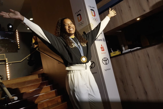 Footage vom sogenannten Medal Walk und dem anschließenden Bühnentalk mit der Olympiasiegerin im Kugelstoßen Yemisi Ogunleye.
