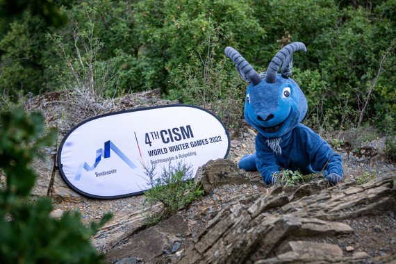 Das Maskottchen wartet auf den Beginn der Spiele