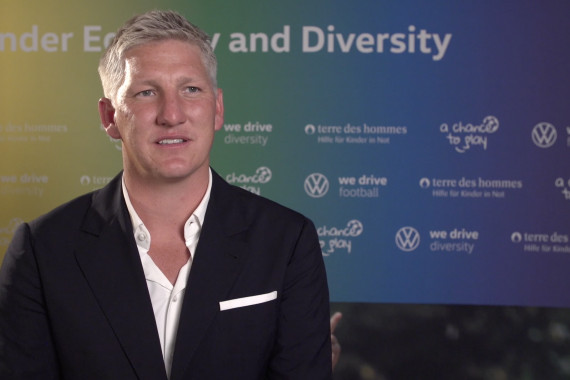 Im Interview spricht Fußball-Weltmeister Bastian Schweinsteiger u.a. über den bisherigen Verlauf der Fußball-EM 2022.