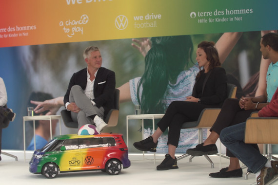 Nadine Keßler und Bastian Schweinsteiger bei einem Talk im englischen Milton Keynes.