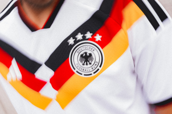 Zu sehen ist Nationalspieler Waldemar Anton.