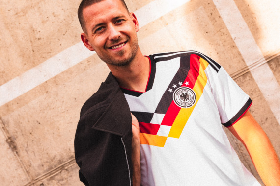 Zu sehen ist Nationalspieler Waldemar Anton.