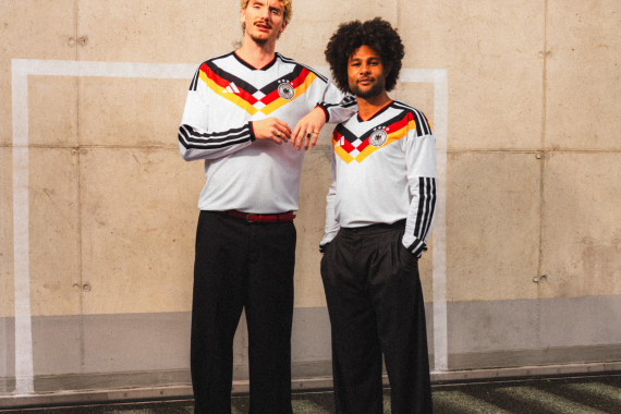 Zu sehen sind die Nationalspieler Nick Woltemade und Serge Gnabry.