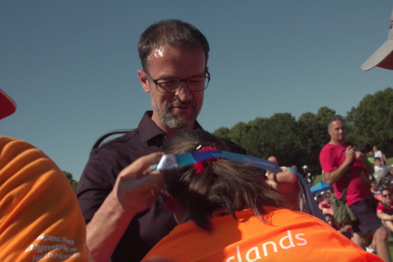 Fredi Bobic, Geschäftsführer bei Hertha BSC, hat die Special Olympics in Berlin besucht und Medaillen an Athlet*innen überreicht.