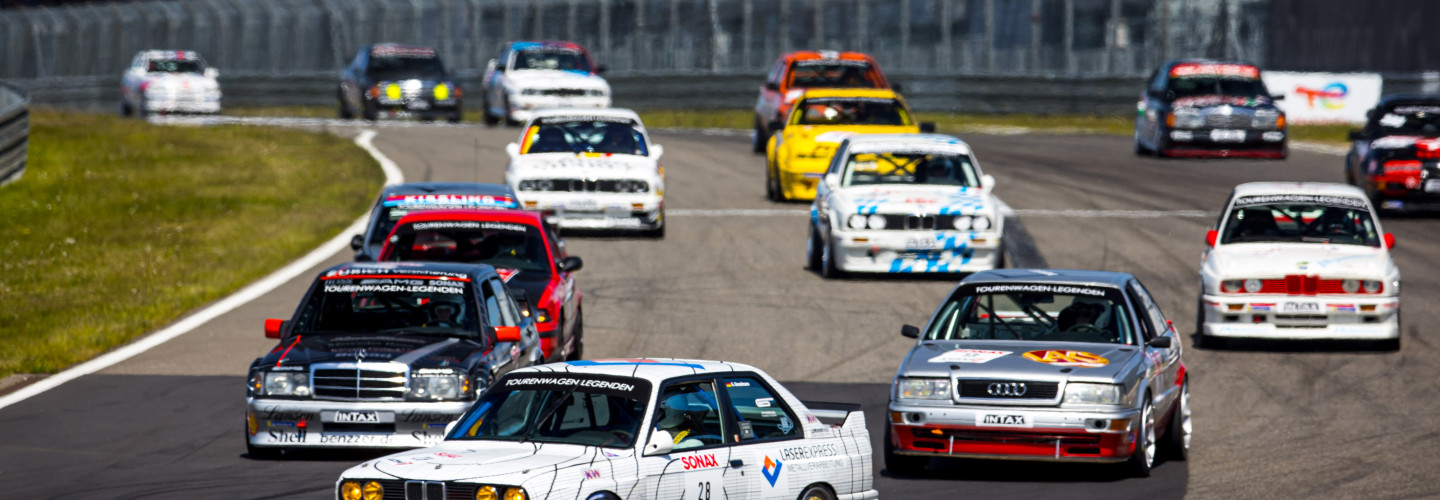 Fast 30 historische Boliden sind mit von der Partie