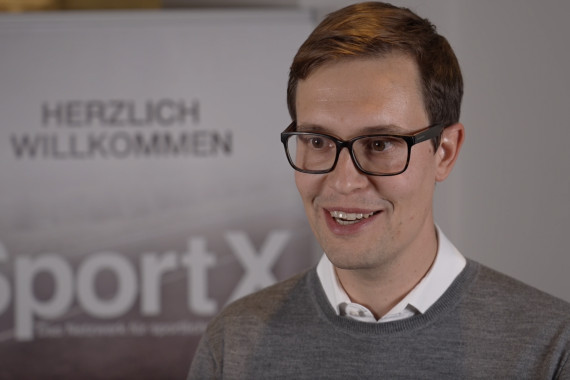 Im Interview spricht Tobias Steinfort, Head of Business Development NFL Deutschland GmbH, u.a. über die Vision der NFL in Deutschland sowie die Strategien, um sich im deutschen Sportmarkt zu etablieren.