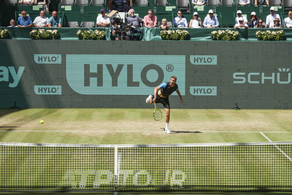 Oscar Otte, TERRA WORTMANN OPEN-Halbfinalist 2022, erhält von Turnierdirektor Ralf Weber eine Wildcard für die Qualifikation zum ATP 500er-Rasenwettbewerb