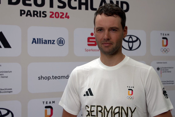 Im Interview spricht Segler Philipp Buhl u.a. darüber, wie er und seine Teamkollegen von seinen Erfahrungen bei Olympia profitieren und darüber, wie besonders das Event zur Einkleidung ist.