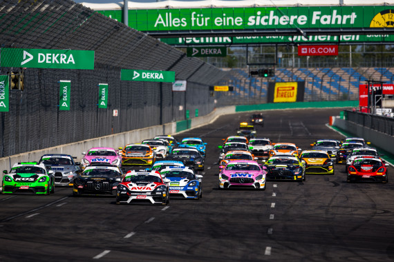 Die ADAC GT4 Germany besticht wie üblich mit einem vollen Feld