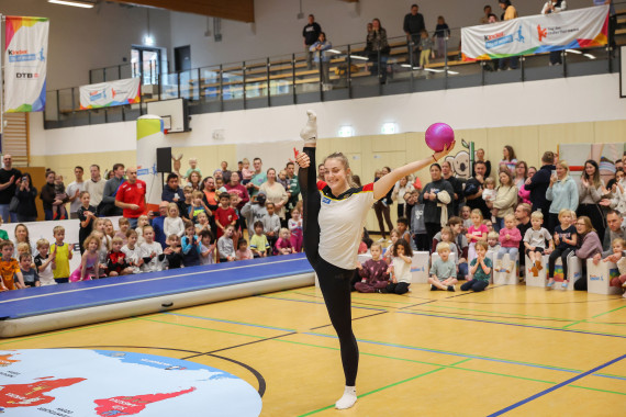 Foto von Margarita Kolosov beim kinder Joy of Moving Tag des Kinderturnens