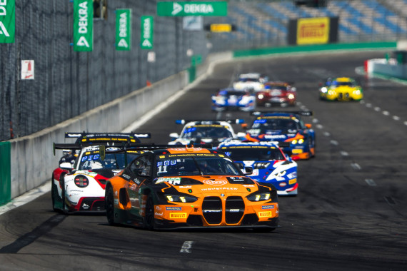 Im BMW M4 GT3 Evo von FK Performance Motorsport gewannen Fourie/Zimmermann am Dekra Lausitzring