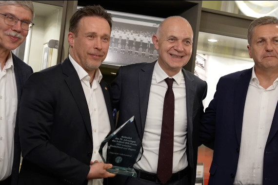 Schnittbilder von folgenden Erlebnissen:
- Delegation besucht Wankdorfstadion in Bern
- Abendveranstaltung rund um das Wunder von Bern
- Delegation besucht Thuner See