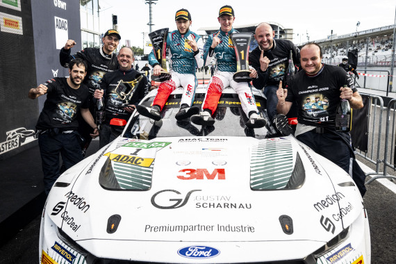 Salman Owega und Finn Wiebelhaus in Feierlaune mit ihrem Team