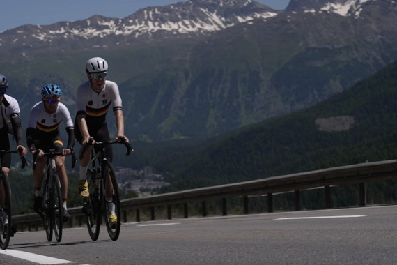 Footage von Tim Hellwig, der sich im Höhentrainingslager in der Schweiz auf sein Saisonhighlight vorbereitet hat, beim Rad-Training.