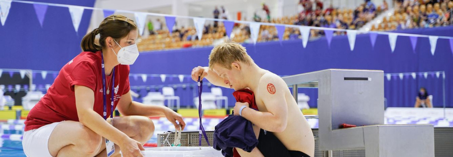 Bei den Weltspielen 2023 unterstützen Volunteers die Athlet*innen