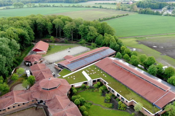 Sie studieren und betreiben Leistungssport auf Top-Niveau und voller Leidenschaft. Ihr Pensum von bis zu 60 Stunden pro Woche ist eine besondere mentale, physische und finanzielle Herausforderung für Badmintonspielerin Ann-Kathrin Spöri, Wasserballer Mark Gansen und Para Reiterin Gianna Regenbrecht.

Die Sportstiftung NRW und Jubiläumspartner WestLotto unterstützen die jungen Athlet*innen auf ihrem Weg. Durch das Deutschlandstipendien-Programm werden Freiräume für Sport und Studium geschaffen und Zugänge ins Berufsleben geöffnet. So bekommen Talente Perspektiven für die Zeit nach der Karriere. 

"Leistungssportler sind für uns in der Wirtschaft extrem attraktiv. Ich finde es toll, was sie in die Waagschale werfen, mit welcher Disziplin und Leidenschaft sie das angehen", betont WestLotto-Geschäftsführer Andreas Kötter. 

"So starke Partner an seiner Seite zu haben, das gibt ordentlich Rückenwind", freut sich Reiterin Gianna. "Es ist berührend zu wissen, dass es jemanden gibt, der an dich glaubt", sagt Ann-Kathrin.

Die Stipendiaten erhalten monatlich 300 Euro für zwei Semester, je zur Hälfte finanziert von den Förderpartnern und dem Bund.