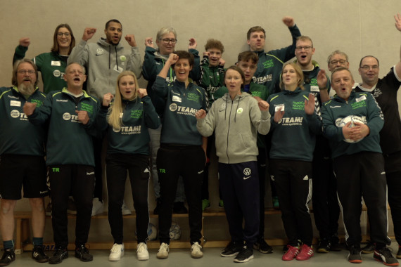 Lukas Nmecha und Conny Pohlers zu Besuch bei Niedersachsens erstem durchweg inklusiven Fußballverein