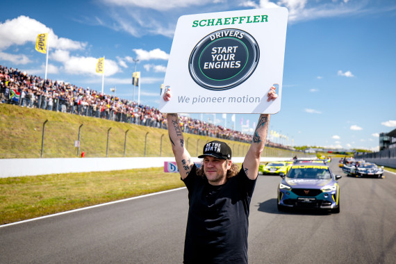 Ex-Fußballprofi Torsten Frings schicke die DTM-Stars am Samstag ins Rennen
