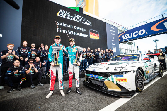 Finn Wiebelhaus und Salman Owega feiern mit der gesamten Mannschaft ihren Titel