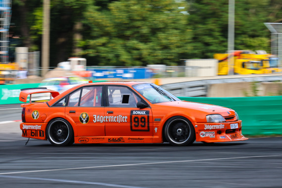 Fanliebling aus Rüsselsheim: Opel Omega Evo 500 in markanter Jägermeister Optik